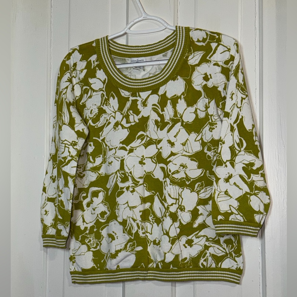 Juniors Jaclyn Smith size‎ small Green and White Knit Top flowers, shirt